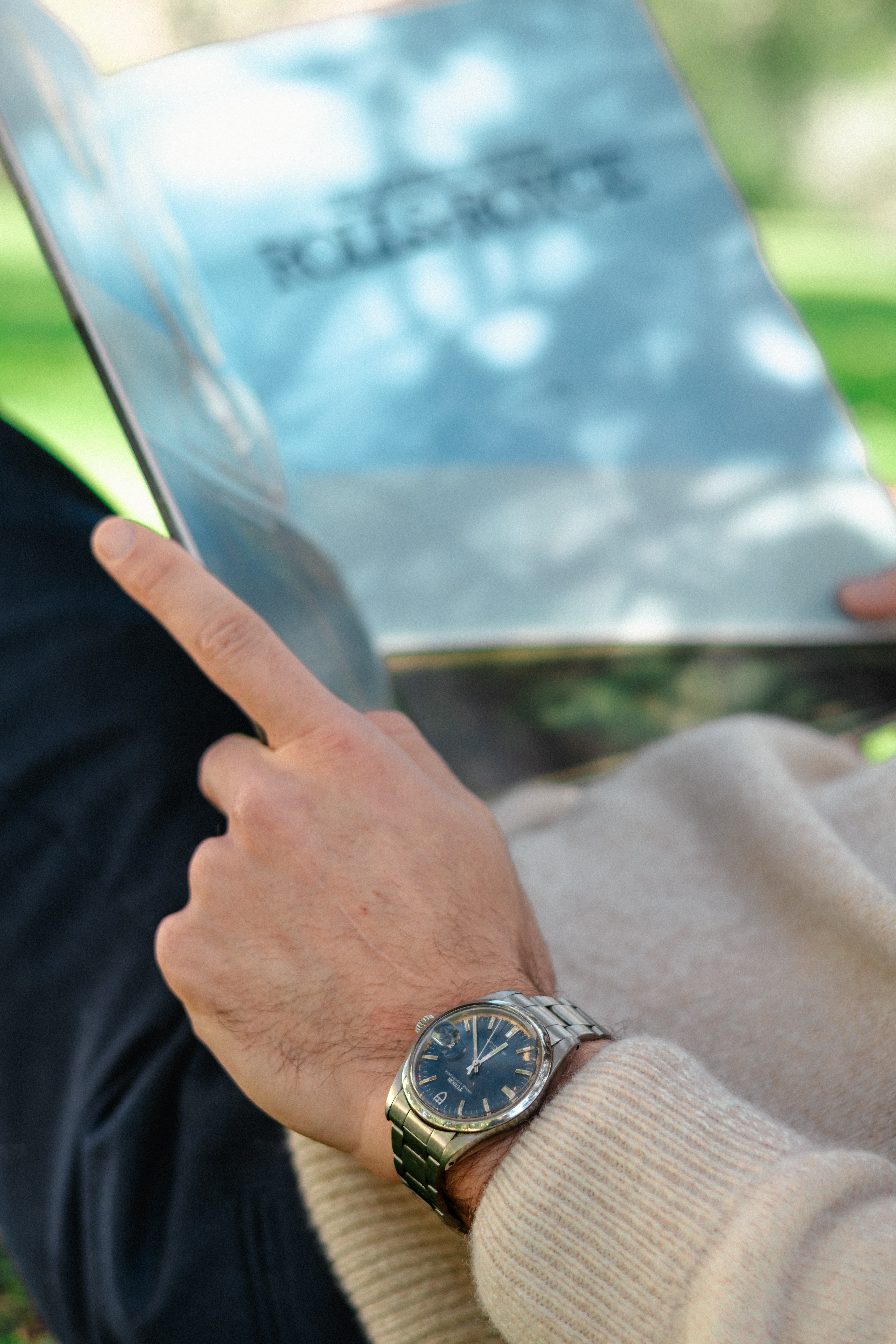 Montre Tudor dans un jardin