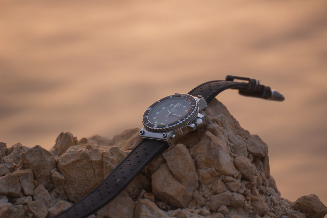 Montre posée sur des rochers