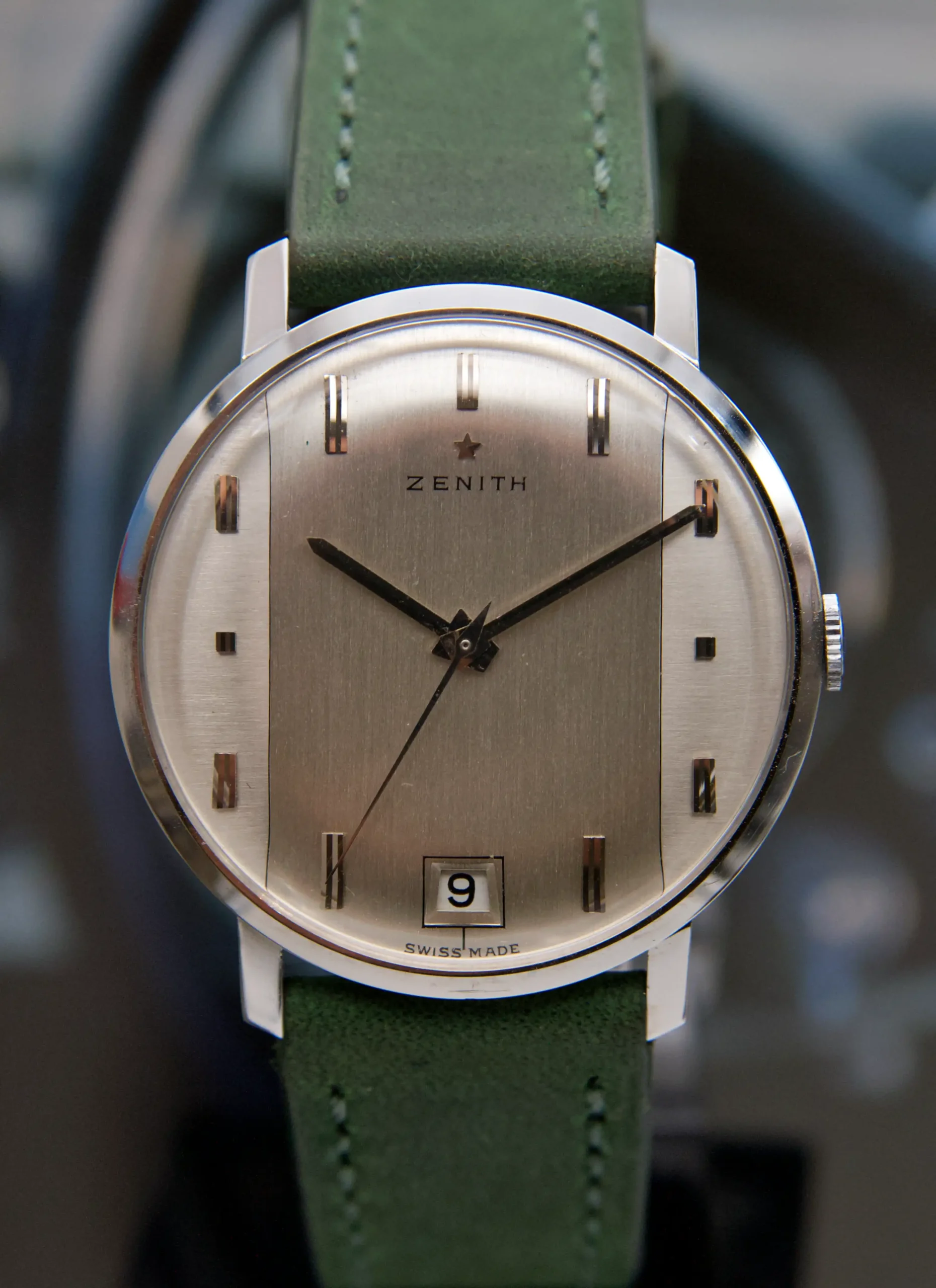 ZENITH "VERTICAL TUXEDO" - L'Audace Géométrique du Locle